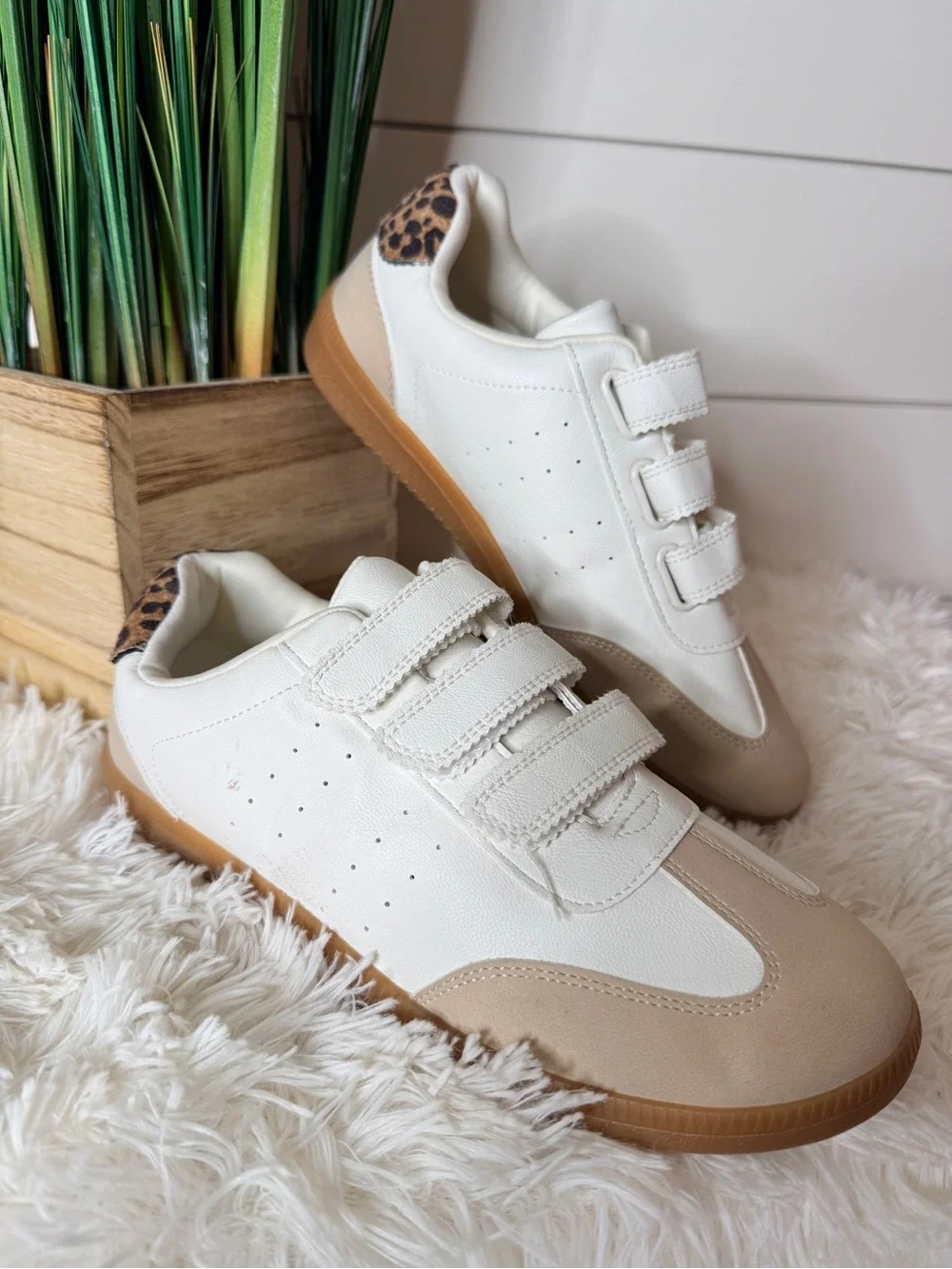 DV by Dolce Vita Quick Velcro Strap Faux Leather Sneakers White Leopard Sz 8.5